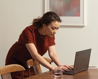 539-x-440-woman-with-computer