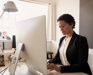 Business-woman-in-office-with-Desktop-PC_539x440